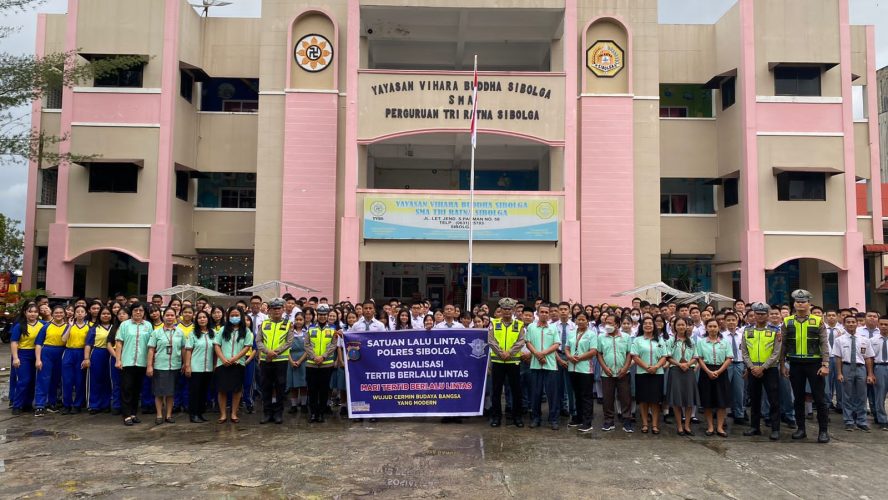 Edukasi Keselamatan, Sat Lantas Polres Sibolga Sambangi SMA Tri Ratna Lewat Program Police Goes To School