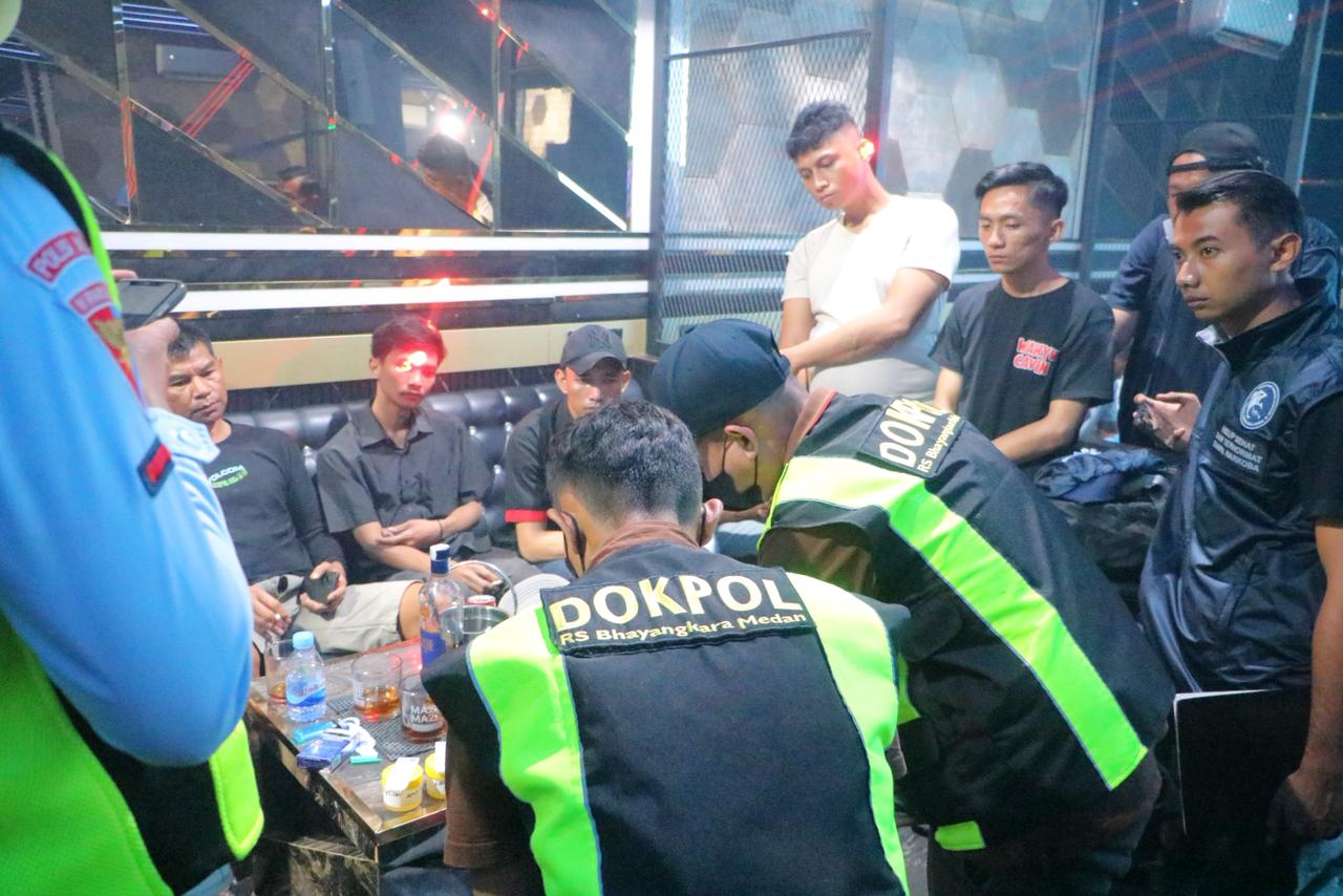 Polda Sumut Gelar Razia THM Platinum Bar Dan Lion Bar & KTV, 16 Pengunjung Positif Narkoba