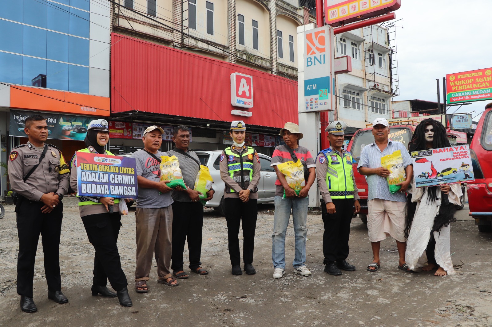 Sat Lantas Polres Sergai Laksanakan Giat Jum’at Berkah, Dalam Rangka Ops Zebra Toba-2025