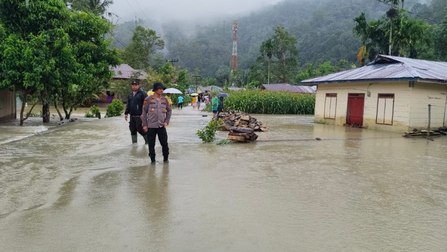 Polsek Pahae Jae Prioritaskan Evakuasi Warga Dan Himbauan Keselamatan Di Lokasi Banjir Dan Longsor Purbatua