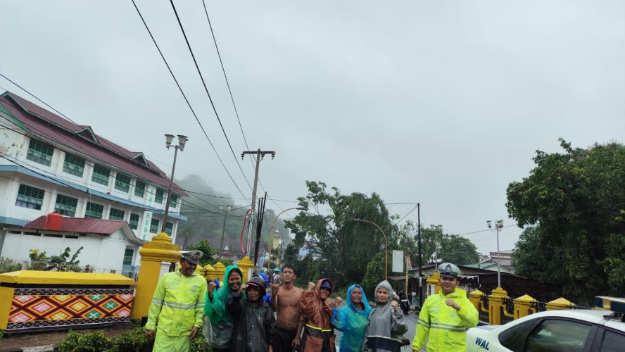 POLRI KERAHKAN PERSONEL MEMBANTU WARGA TERDAMPAK BENCANA DI SUMATERA UTARA