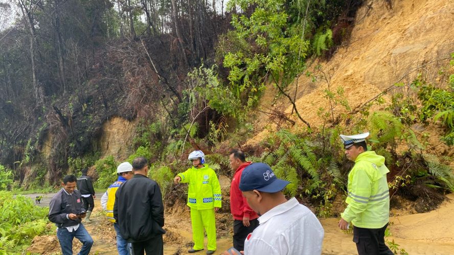 Jalinsum Pakkat–Doloksanggul Tak Bisa Dilalui, Polres Humbahas Kerahkan Personel ke Lokasi