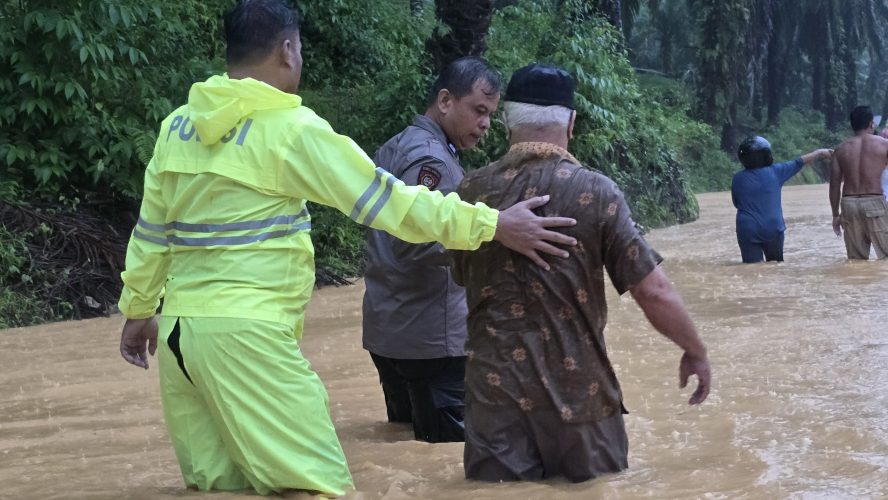 Curah Hujan Tinggi Sebabkan Banjir di Pangkalan Brandan, Polres Langkat Lakukan Penanganan Cepat