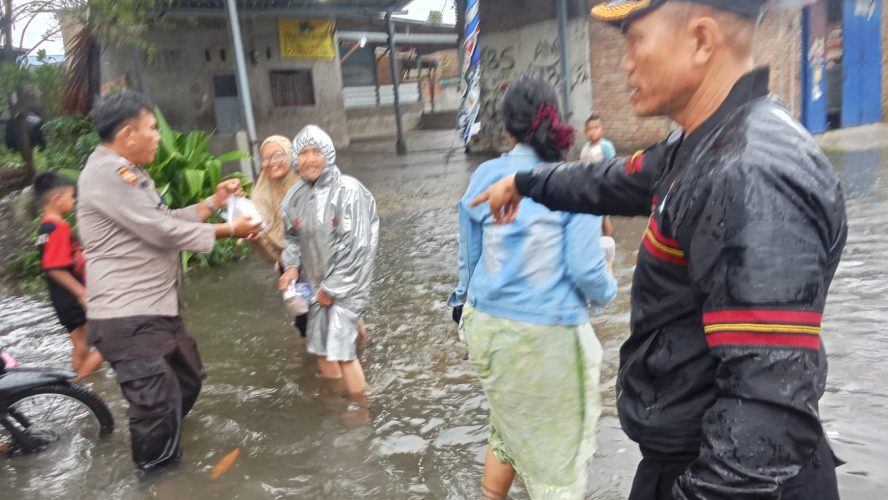 Polres Pelabuhan Belawan Pantau Situasi Banjir Dan Salurkan Bantuan Kepada Warga Terdampak