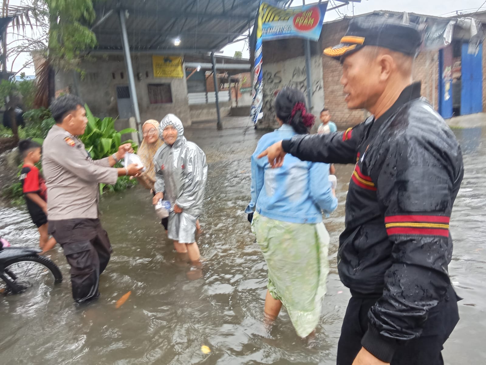 Polres Pelabuhan Belawan Pantau Situasi Banjir Dan Salurkan Bantuan Kepada Warga Terdampak