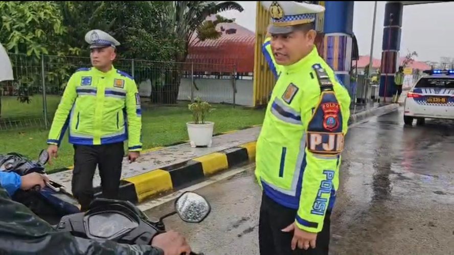Banjir Lumpuhkan Arteri Binjai-Medan, Polda Sumut Hadir Berikan Solusi Lewat Pengawalan di Tol
