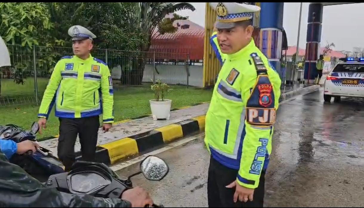 Banjir Lumpuhkan Arteri Binjai-Medan, Polda Sumut Hadir Berikan Solusi Lewat Pengawalan di Tol