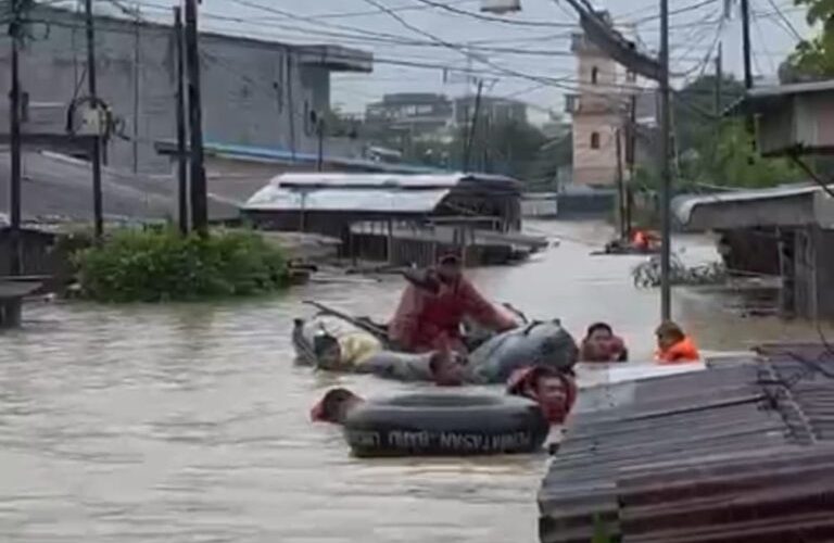 Ditsamapta Polda Sumut Terjunkan 58 Personel Evakuasi Warga Terdampak Banjir di Medan