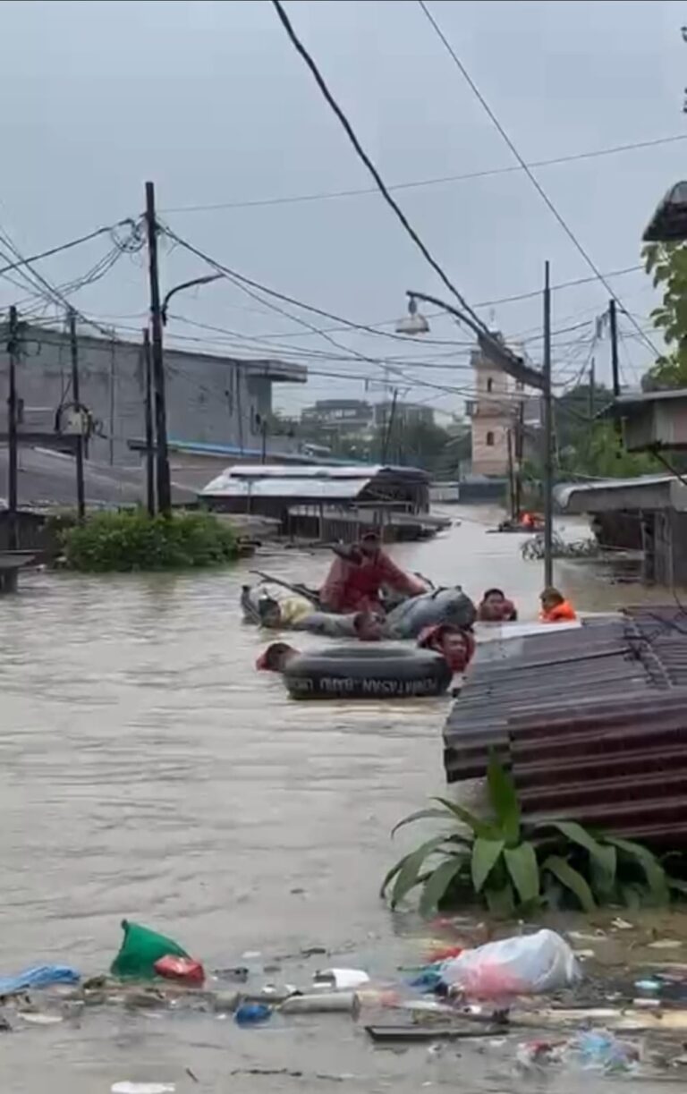 Ditsamapta Polda Sumut Terjunkan 58 Personel Evakuasi Warga Terdampak Banjir di Medan