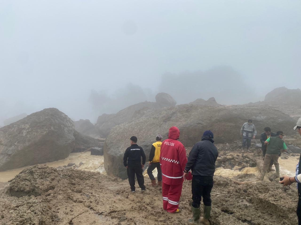Polres Humbahas : Pencarian Korban Longsor Terus Dilanjutkan Ditengah Cuaca Ekstrem