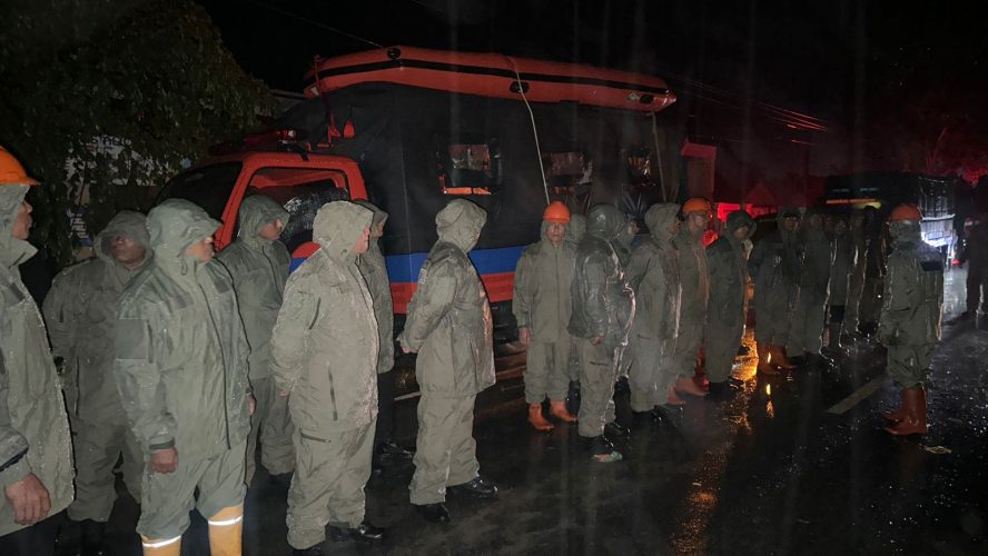 Brimob Polda Sumut Evakuasi Warga Terjebak Banjir di Desa Bukit Mas, Langkat