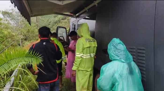 Sat Brimob Polda Sumut Berikan Layanan Kesehatan dan Evakuasi Korban Banjir di Kuala Bekala