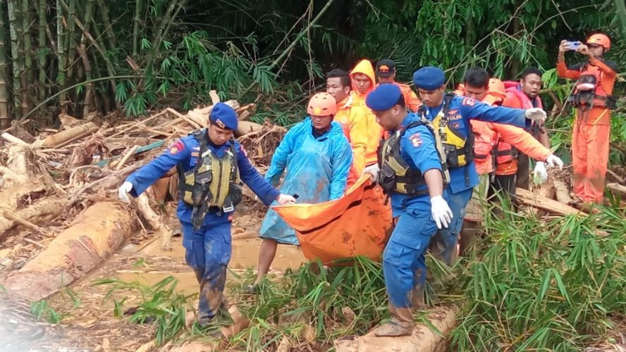 Polairud Dan Tim SAR Gabungan Maksimalkan Evakuasi Korban Banjir di Sibolga–Tapteng
