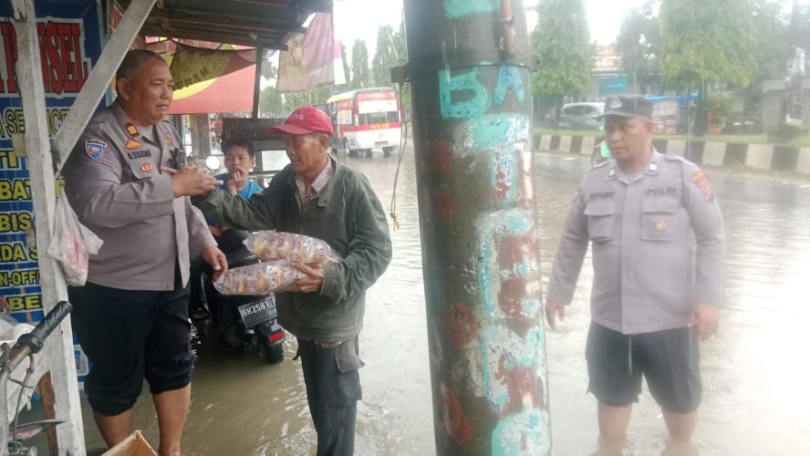 Sat Binmas Polres Langkat Salurkan Bantuan Sosial untuk Warga Terdampak Banjir di Lima Lokasi Pengungsian