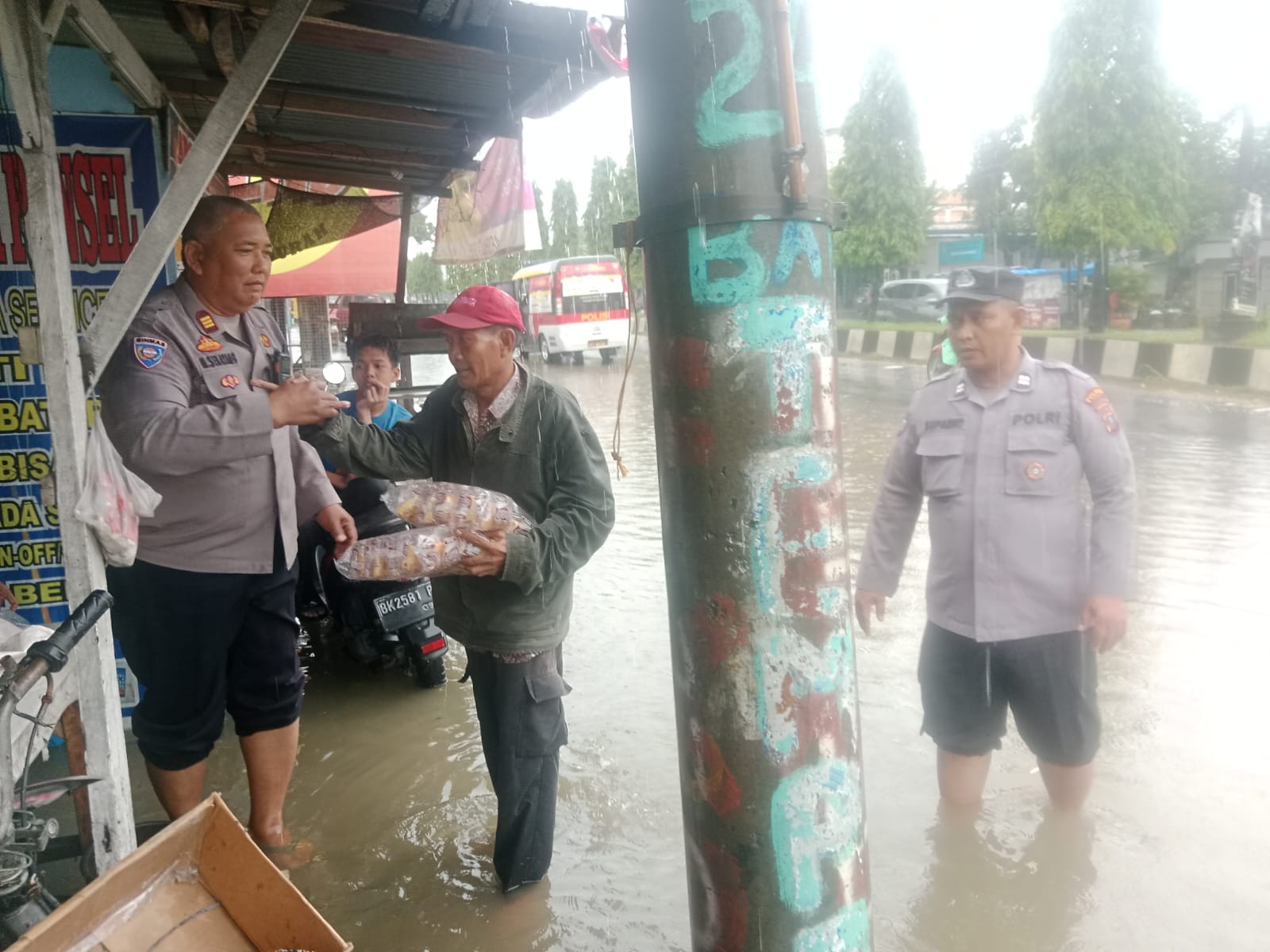 Sat Binmas Polres Langkat Salurkan Bantuan Sosial untuk Warga Terdampak Banjir di Lima Lokasi Pengungsian