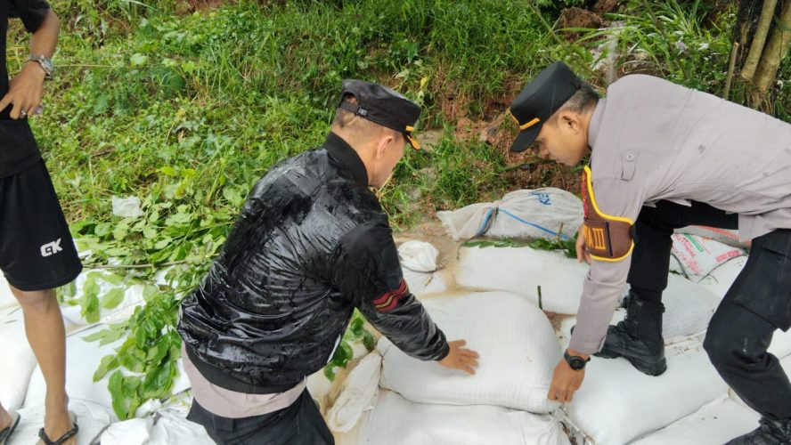 Polres Pelabuhan Belawan dan Warga Bahu-Membahu Perbaiki Tanggul Sungai Deli yang Jebol di Panah Hijau