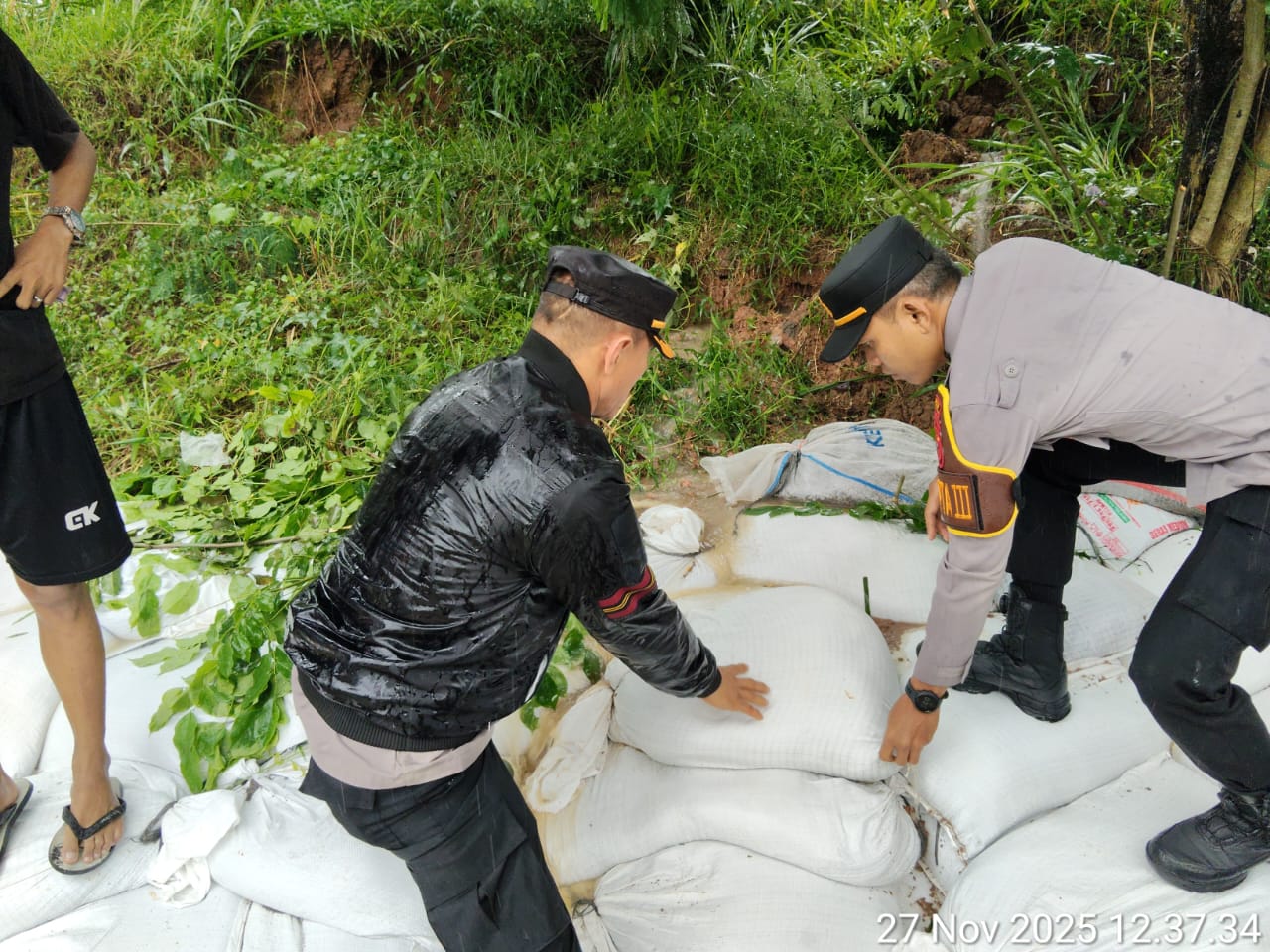 Polres Pelabuhan Belawan dan Warga Bahu-Membahu Perbaiki Tanggul Sungai Deli yang Jebol di Panah Hijau