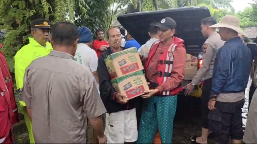 Banjir Rendam Langkat, Polres Salurkan Bantuan Sembako dan Nasi Bungkus ke Pengungsi