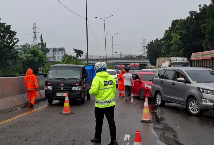 Sat Lantas Polres Pelabuhan Belawan Terapkan Contra Flow Akibat Banjir 1 Meter di Ruas Tol Arah Belawan