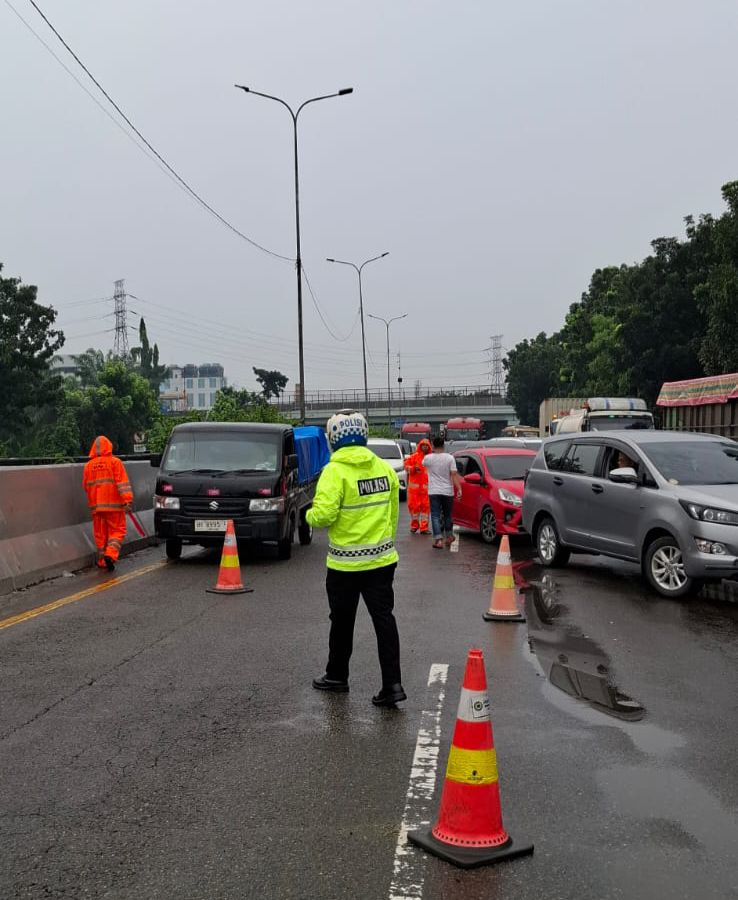 Sat Lantas Polres Pelabuhan Belawan Terapkan Contra Flow Akibat Banjir 1 Meter di Ruas Tol Arah Belawan