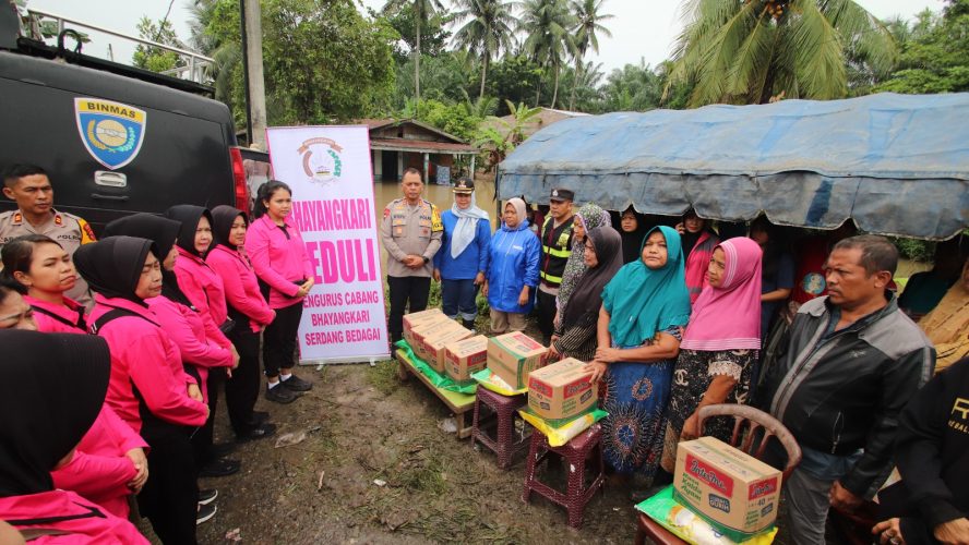 Polres Sergai Beserta Ketua Cabang Bhayangkari Ringankan Beban Korban Banjir, Kapolres : Kerahkan Tenaga Pusatkan Perhatian Bantuan Bagi Masyarakat Yang Terdampak