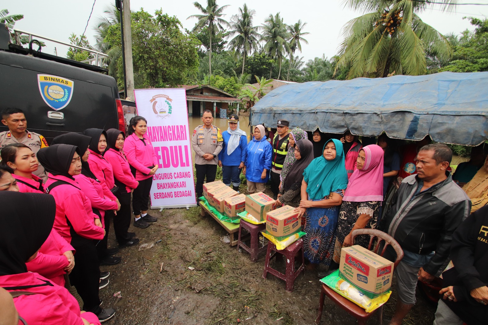 Polres Sergai Beserta Ketua Cabang Bhayangkari Ringankan Beban Korban Banjir, Kapolres : Kerahkan Tenaga Pusatkan Perhatian Bantuan Bagi Masyarakat Yang Terdampak