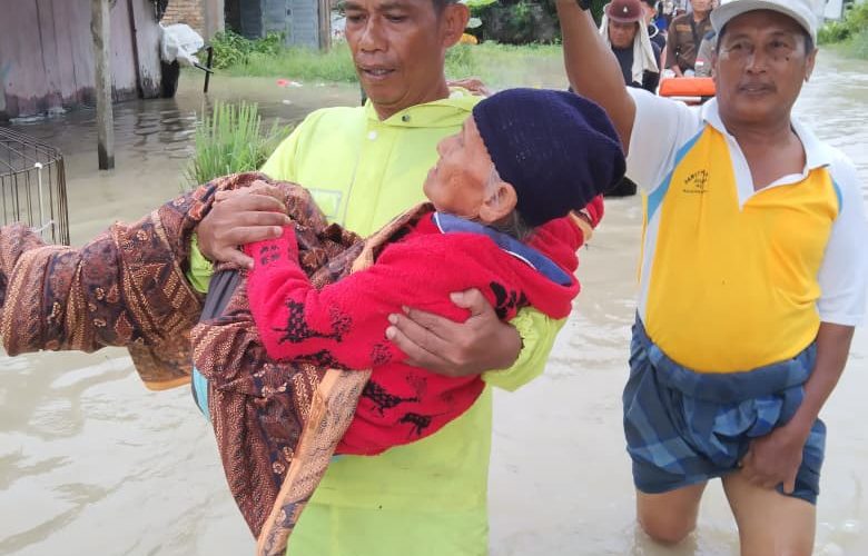 Aksi Heroik Bhabinkamtibmas Polsek Firdaus di Tengah Banjir Serdang Bedagai