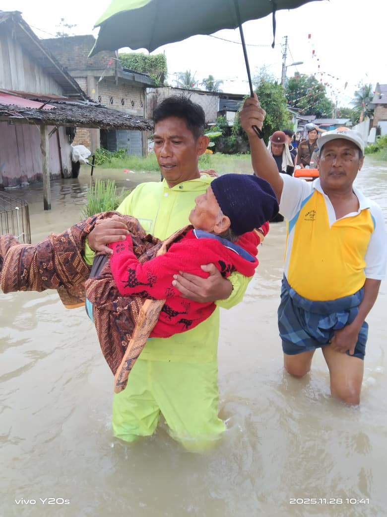 Aksi Heroik Bhabinkamtibmas Polsek Firdaus di Tengah Banjir Serdang Bedagai