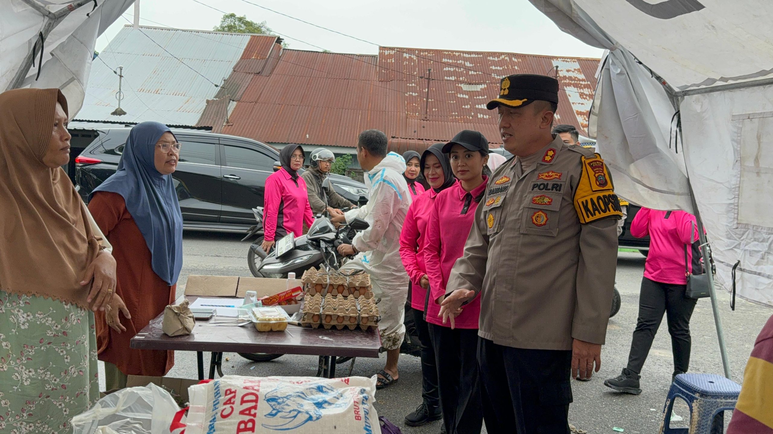 KAPOLRES BINJAI BERSAMA BHAYANGKARI PANTAU DAN SALURKAN BANTUAN BANJIR