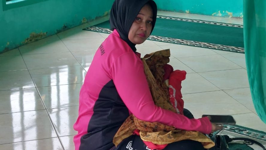 Penuh Haru Dan Simpatik, Bhayangkari Cabang Tapsel Menyusui Bayi Yang Terpisah Dari Ibunya Di Posko Longsor Marsada
