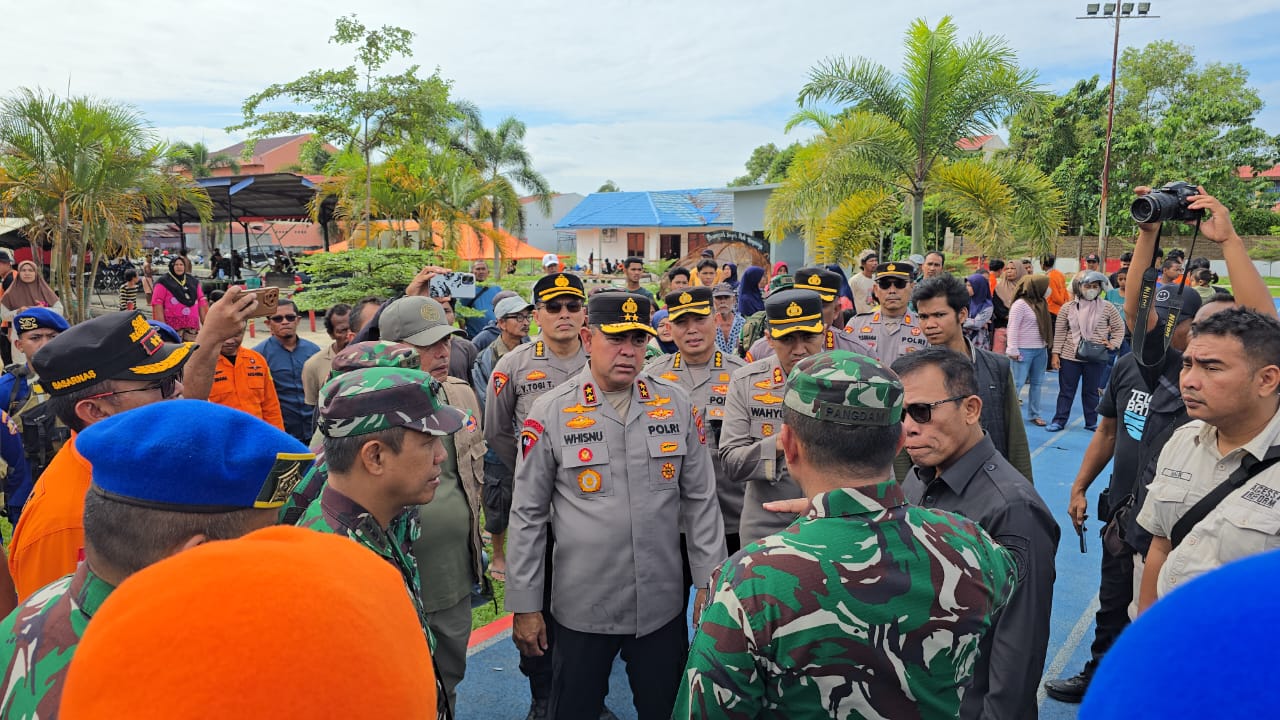 Tiba Di Tapteng, Kapolda Sumut Tinjau Langsung Lokasi Banjir Dan Longsor Melalui Jalur Udara, Pastikan Bantuan Logistik Perlahan Tersalurkan