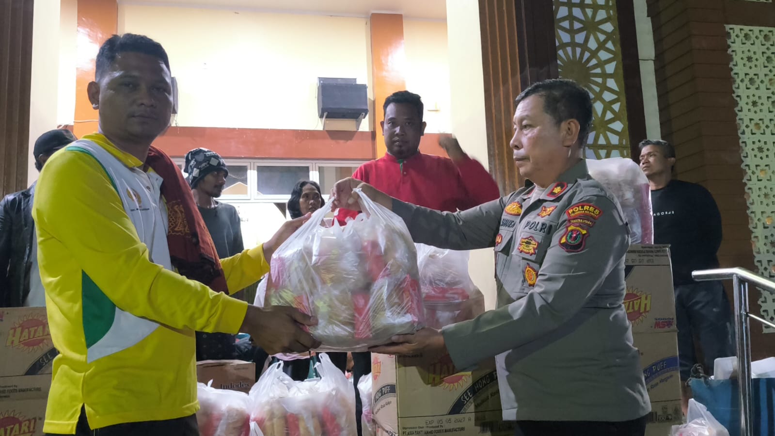 Polres Pelabuhan Belawan Salurkan Bantuan Makanan dan Minuman Untuk Korban Banjir di Sekitar Komplek Martubung