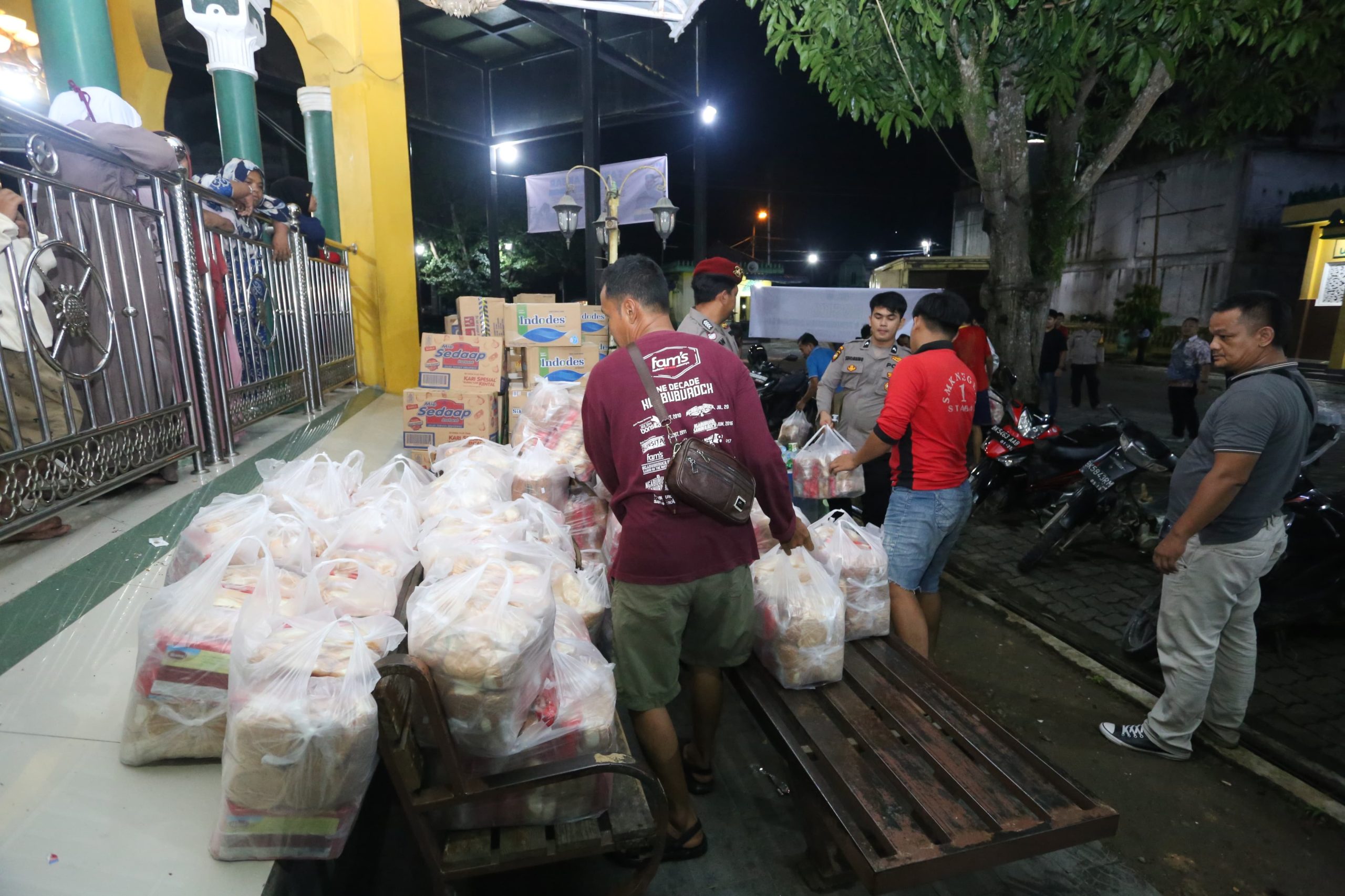 Polda Sumut Salurkan Bantuan Sembako Untuk Korban Banjir di Stabat, Wujud Kepedulian Dan Kehadiran Polri
