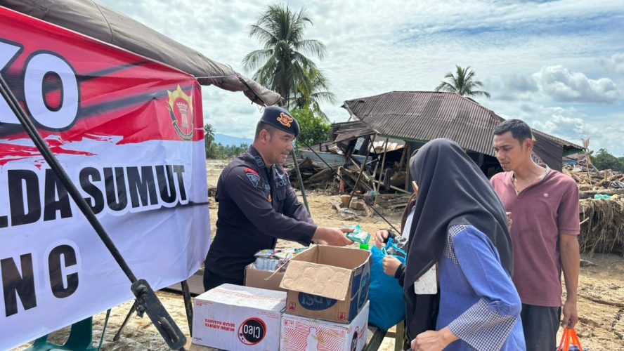Brimob Polda Sumut Intensif Lakukan Tanggap Bencana di Tabagsel, Evakuasi Warga dan Berikan Bantuan Kemanusiaan