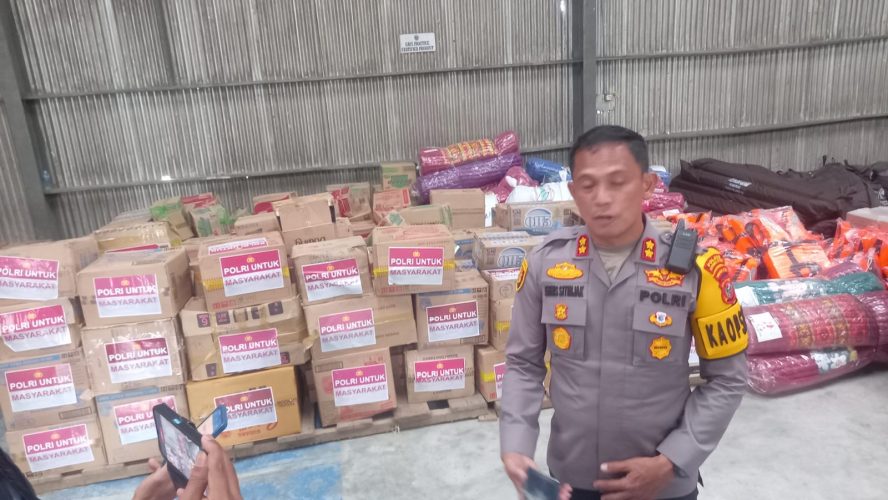 Kapolri Serahkan Bantuan 3,5 Ton Kepada Korban Bencana Di Taput