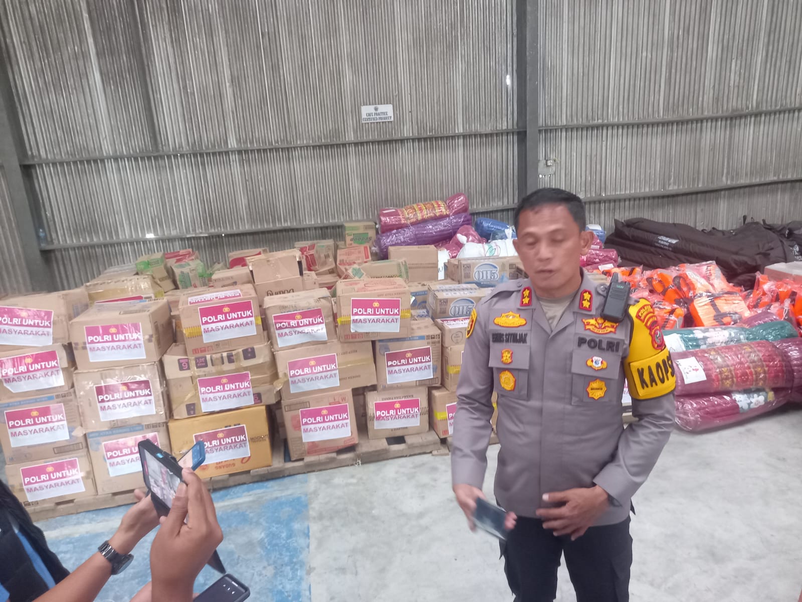 Kapolri Serahkan Bantuan 3,5 Ton Kepada Korban Bencana Di Taput