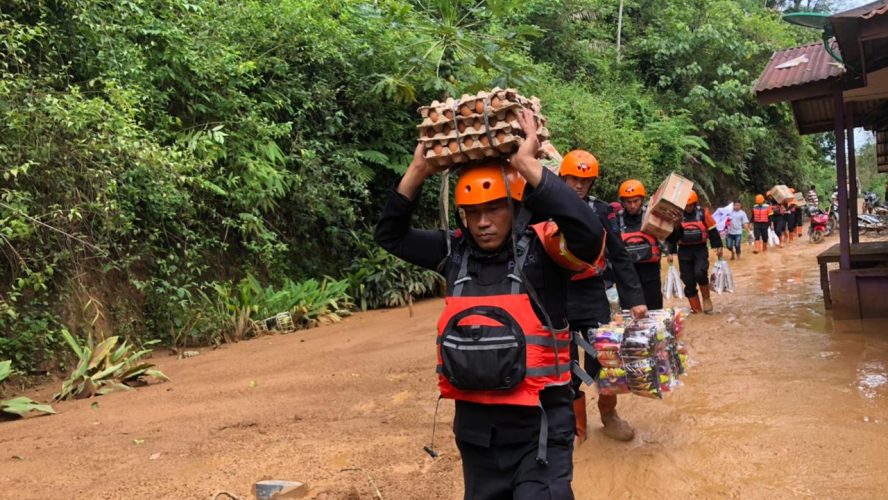 Brimob Polda Sumut Tempuh Jalur Terjal, Gendong Bantuan Demi Warga Terisolir Taput