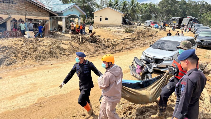 Brimob Polda Sumut Evakuasi Korban dan Kuatkan Warga di Tengah Derita Banjir Batang Toru
