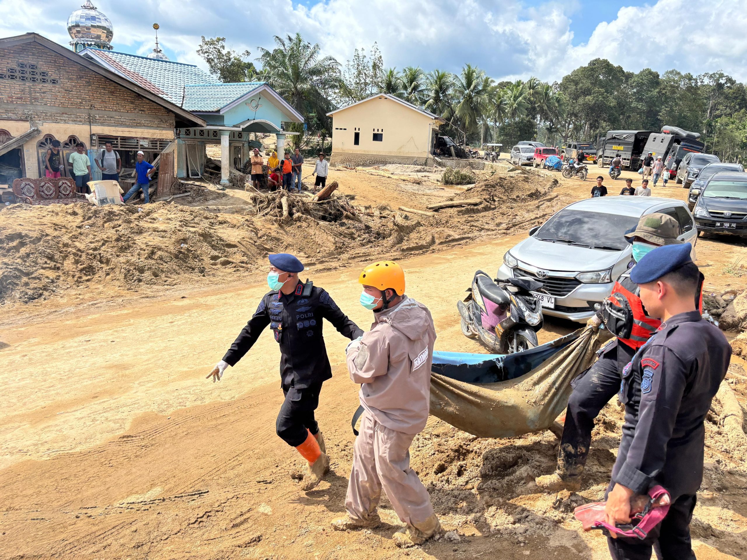 Brimob Polda Sumut Evakuasi Korban dan Kuatkan Warga di Tengah Derita Banjir Batang Toru