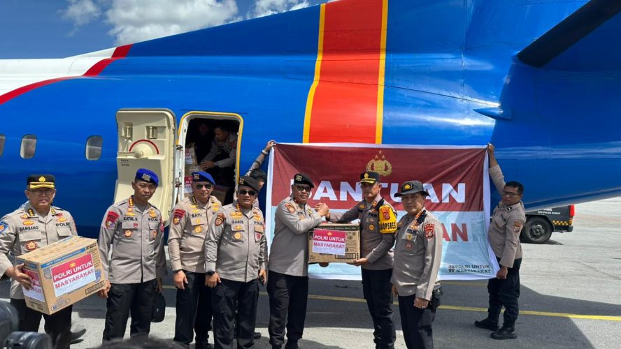 Kapolri Serahkan Bantuan 3,5 Ton kepada Korban Bencana di Taput