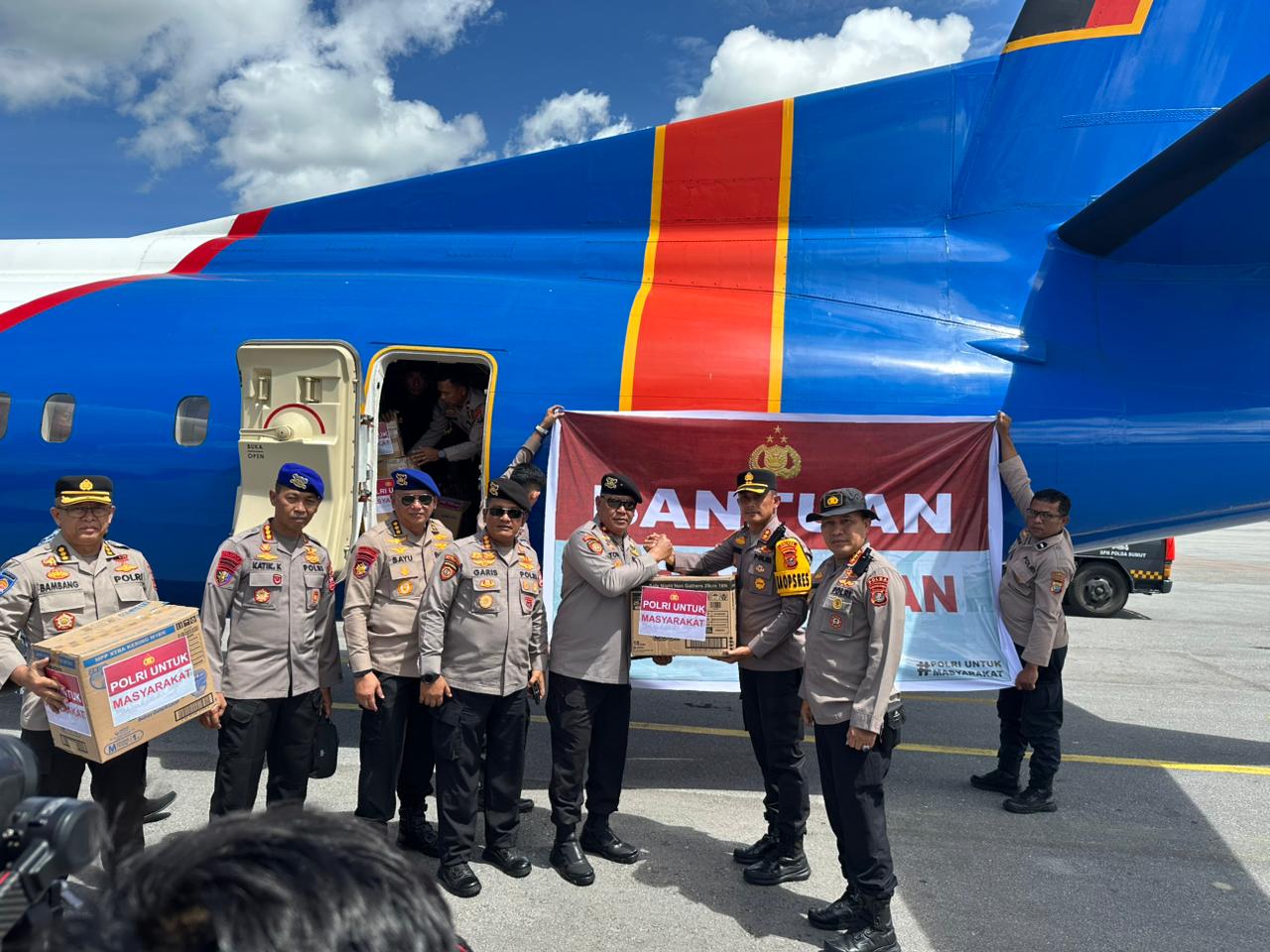 Kapolri Serahkan Bantuan 3,5 Ton kepada Korban Bencana di Taput