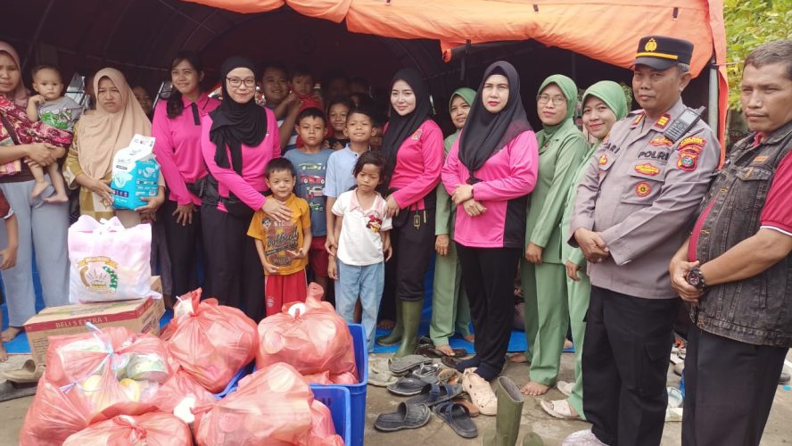 Ketua Bhayangkari Cabang Langkat Salurkan Bantuan Untuk Pengungsi Banjir Di Hinai