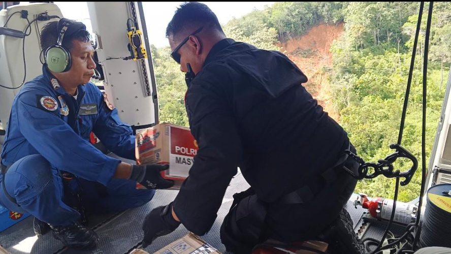 Polri Lakukan Air Drop Logistik di Tiga Titik Terisolasi Taput–Tapteng, Pastikan Bantuan Tetap Sampai