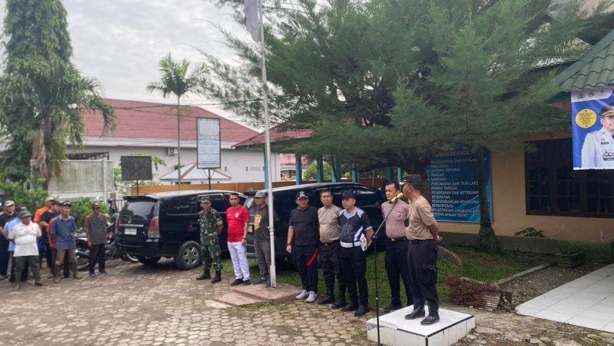 Polres Binjai Melaksanakan Gotong Royong Membantu Masyarakat Pasca Bencana Banjir Di Kota Binjai