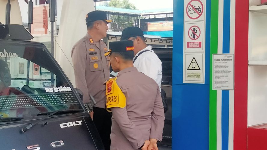 Kapolres Binjai Cek Langsung Lokasi SPBU Serta Bagikan Air Mineral Kepada Masyarakat Yang Sedang Antri BBM