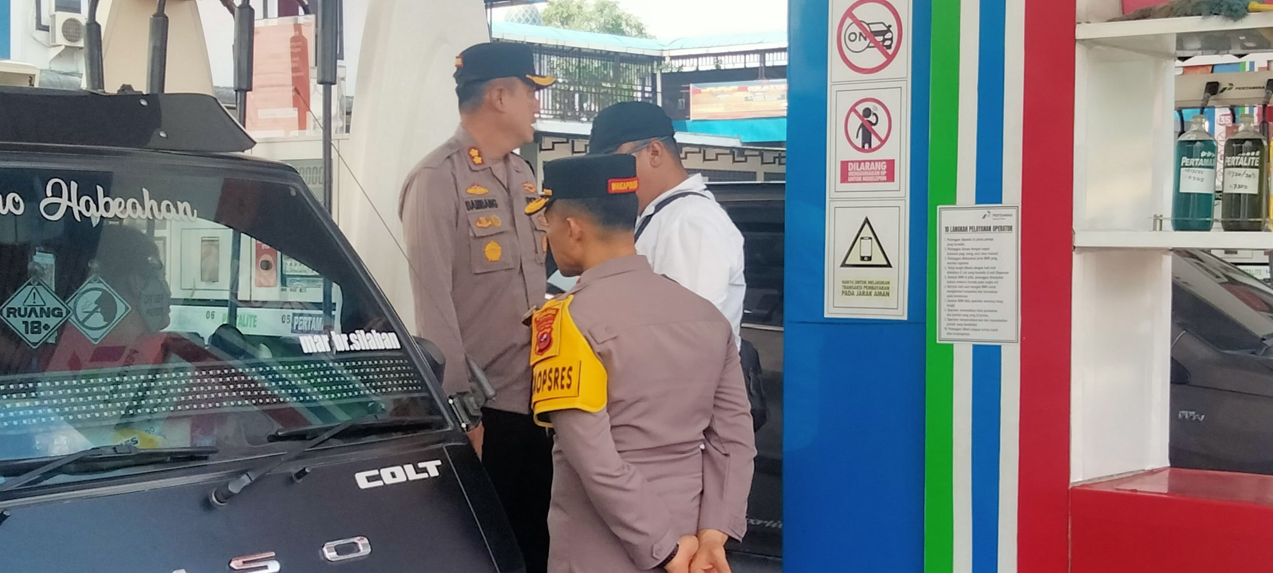 Kapolres Binjai Cek Langsung Lokasi SPBU Serta Bagikan Air Mineral Kepada Masyarakat Yang Sedang Antri BBM