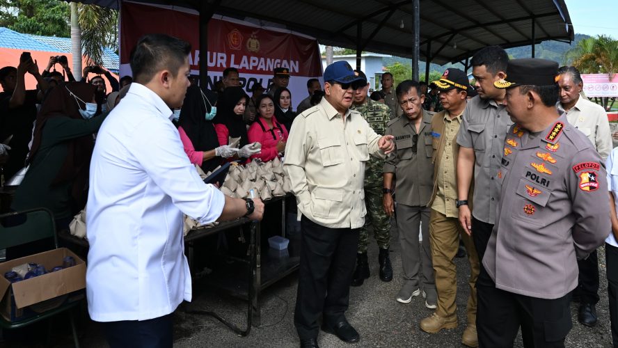 Kapolri Dampingi Presiden Prabowo Tinjau Pengungsi Banjir di Tapteng, Instruksikan Penanganan Cepat dan Terpadu