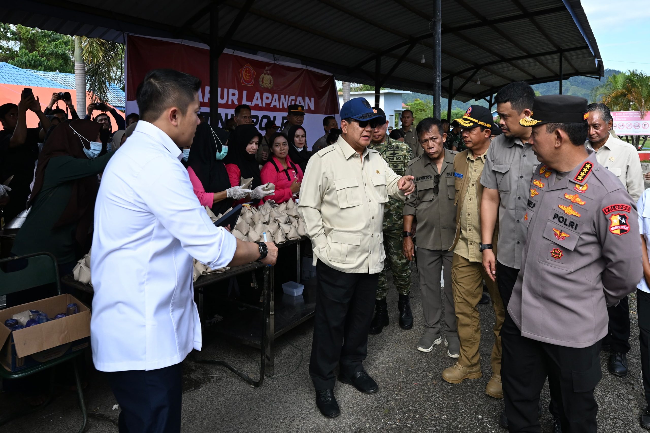 Kapolri Dampingi Presiden Prabowo Tinjau Pengungsi Banjir di Tapteng, Instruksikan Penanganan Cepat dan Terpadu