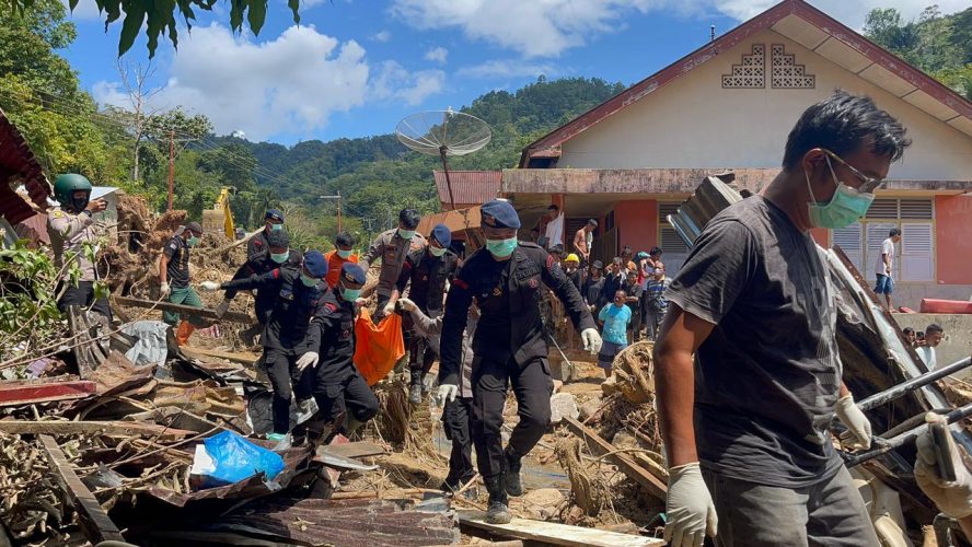 “Brimob Tak Menyerah: Aksi Kemanusiaan di Sibolga Berbuah Haru Satu Korban Longsor Berhasil Ditemukan”