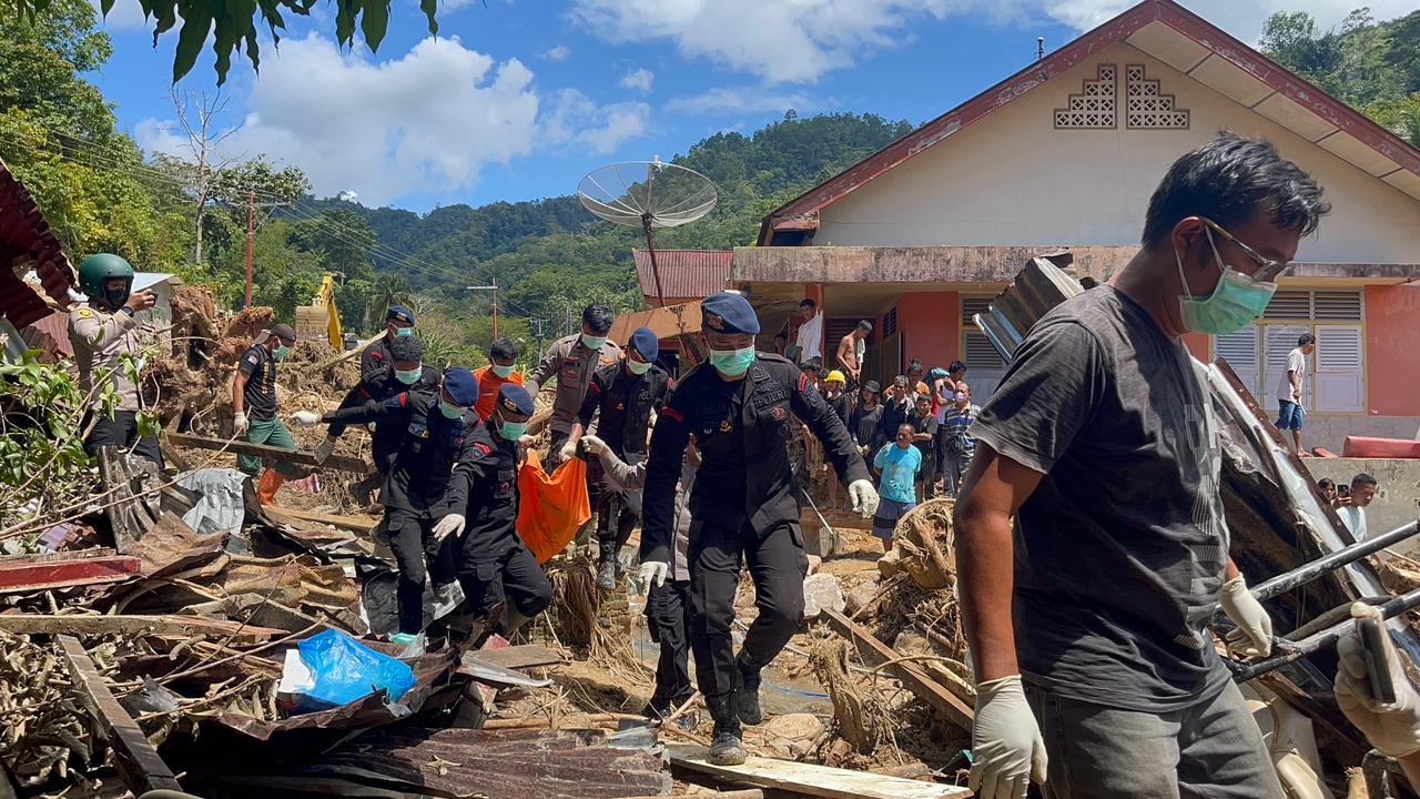 “Brimob Tak Menyerah: Aksi Kemanusiaan di Sibolga Berbuah Haru Satu Korban Longsor Berhasil Ditemukan”